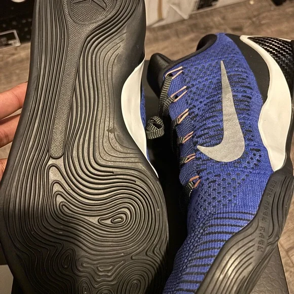 Nike Men's Blue and Black Athletic Shoes with Silver Swoosh